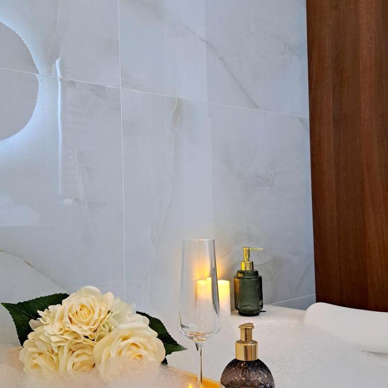 Jacuzzi Life - One-Bedroom Apartment - 15