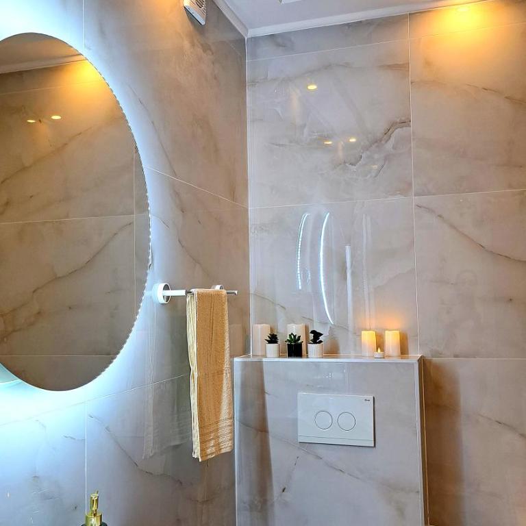 Jacuzzi Life - One-Bedroom Apartment - 16