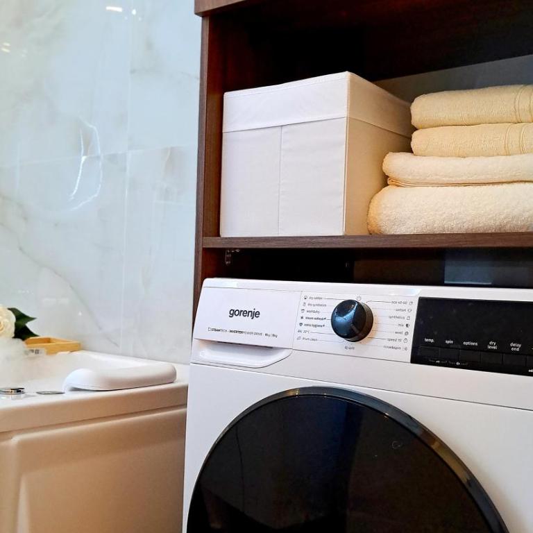 Jacuzzi Life - One-Bedroom Apartment - 17