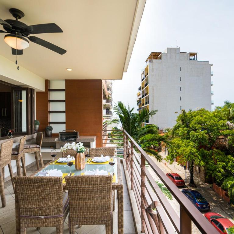 Pinnacle Resorts 220 - Apartamento con un balcón con vistas parciales al mar - 1