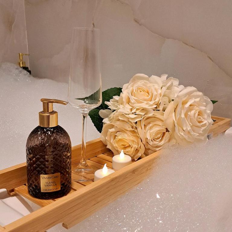 Jacuzzi Life - One-Bedroom Apartment - 23