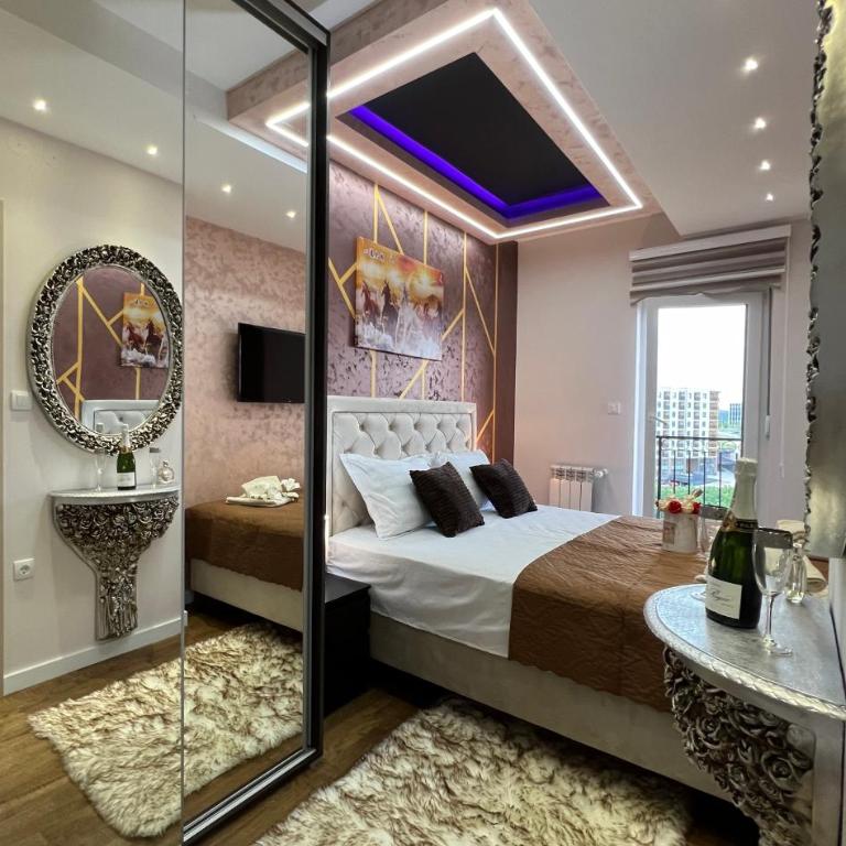 Imperial Lux Apartment - One-Bedroom Apartment - 64