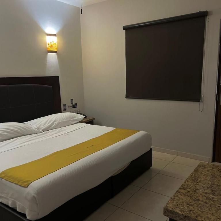 Hotel Maioris Guadalajara - Habitación Doble Superior - 1 cama extragrande o 2 individuales - 3