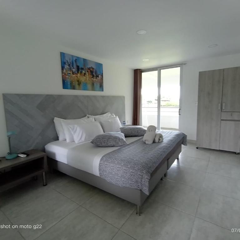 HOTEl PALO GRANDE CF PEREIRA - Habitación con cama extragrande. - 2