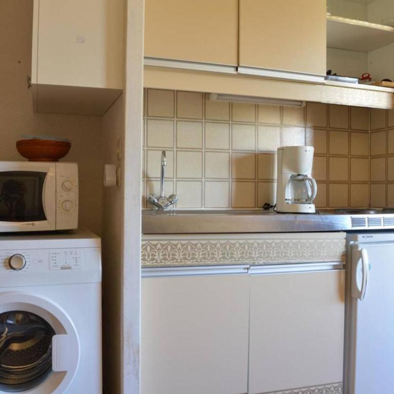 Studio cabine 4 pers avec piscine, tennis et accès direct plage - Bormes-les-Mimosas - FR-1-251-559 - Appartement - 13