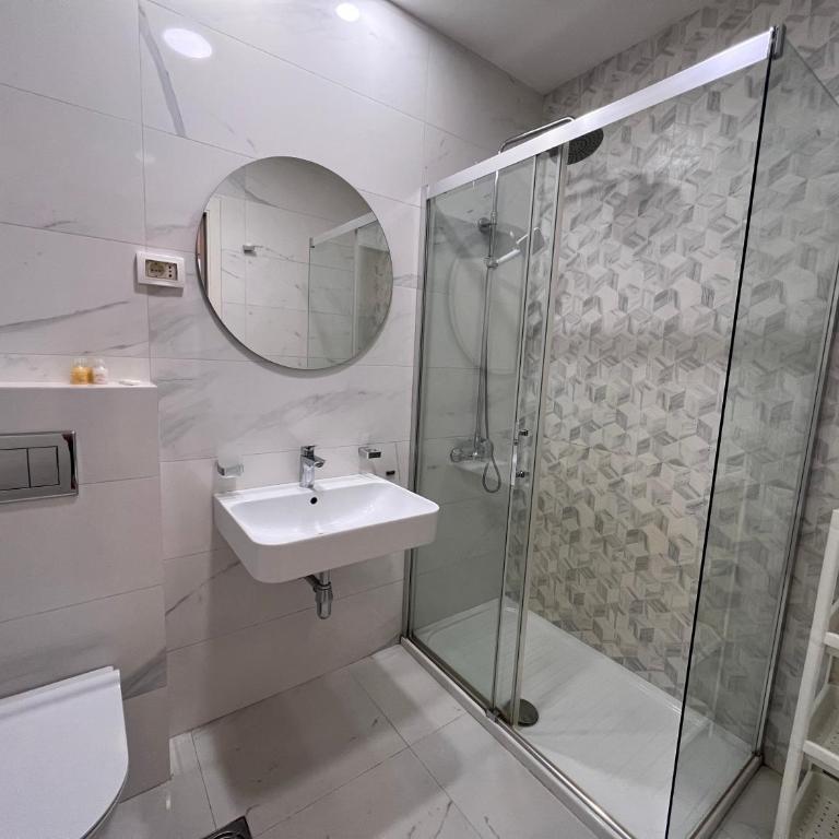White Homes 1BR - Central Point - One-Bedroom Apartment with Balcony - 2