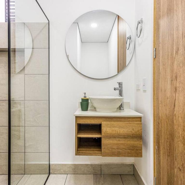 Apartamento Lujoso cerca del Estadio Piso 6to - Three-Bedroom Apartment - 14