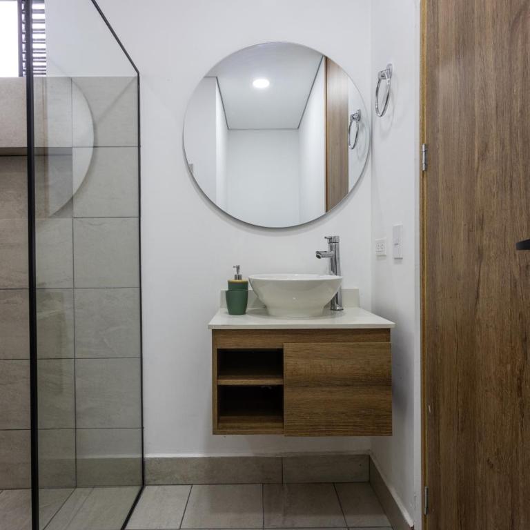 Apartamento Lujoso cerca del Estadio Piso 6to - Three-Bedroom Apartment - 31