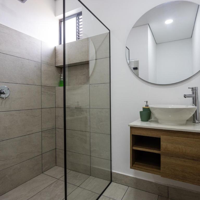 Apartamento Lujoso cerca del Estadio Piso 6to - Three-Bedroom Apartment - 51