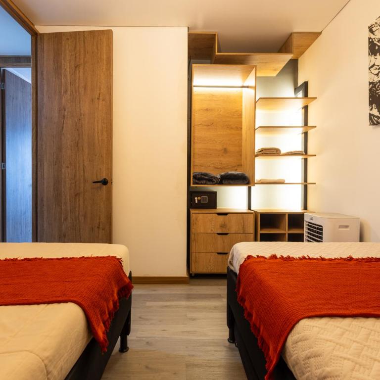 Apartamento Lujoso cerca del Estadio Piso 6to - Three-Bedroom Apartment - 55