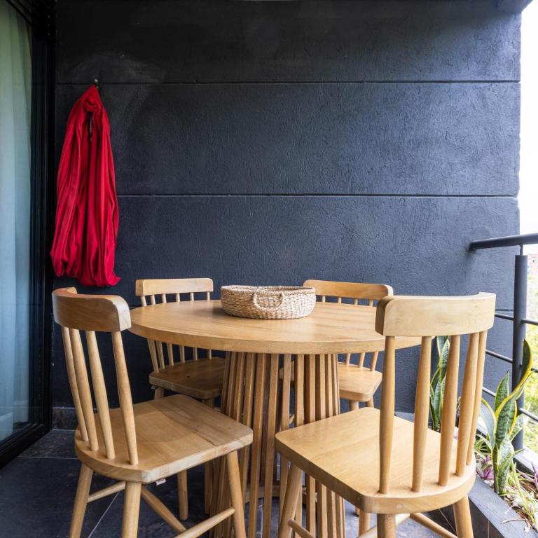 Apartamento Lujoso cerca del Estadio Piso 6to - Three-Bedroom Apartment - 56