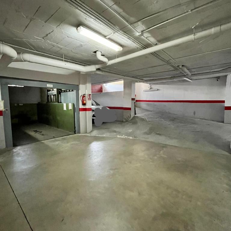 Amplio apartamento en el centro de Málaga con parking privado incluido - Apartamento de 3 dormitorios - 42