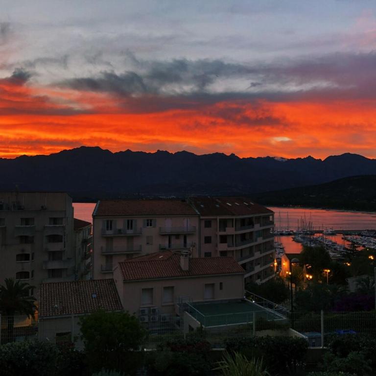 Appartement vue mer - 2ch 2sdb - Parking - Vue splendide mer et montagne - Apartment mit 2 Schlafzimmern, Terrasse und Meerblick - 22