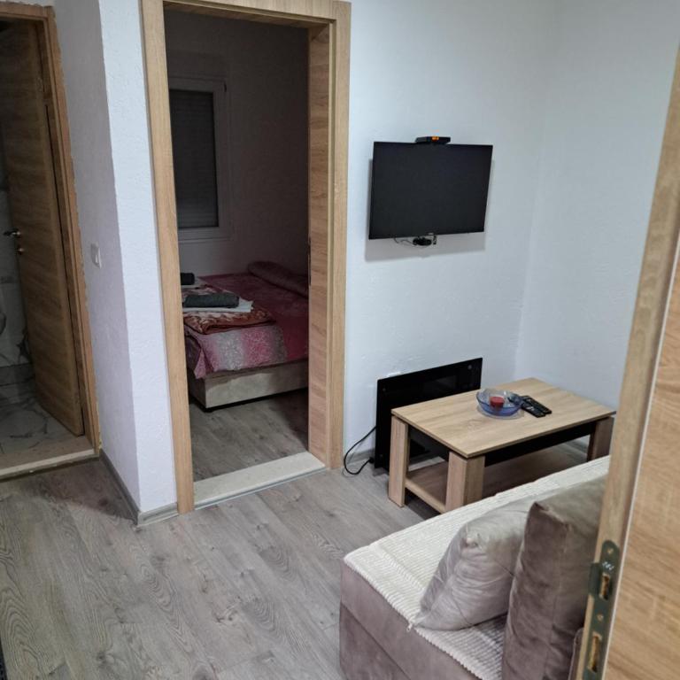 Villa JELENA - Guest House Nela - One-Bedroom Apartment with Balcony and Mountain View - 9