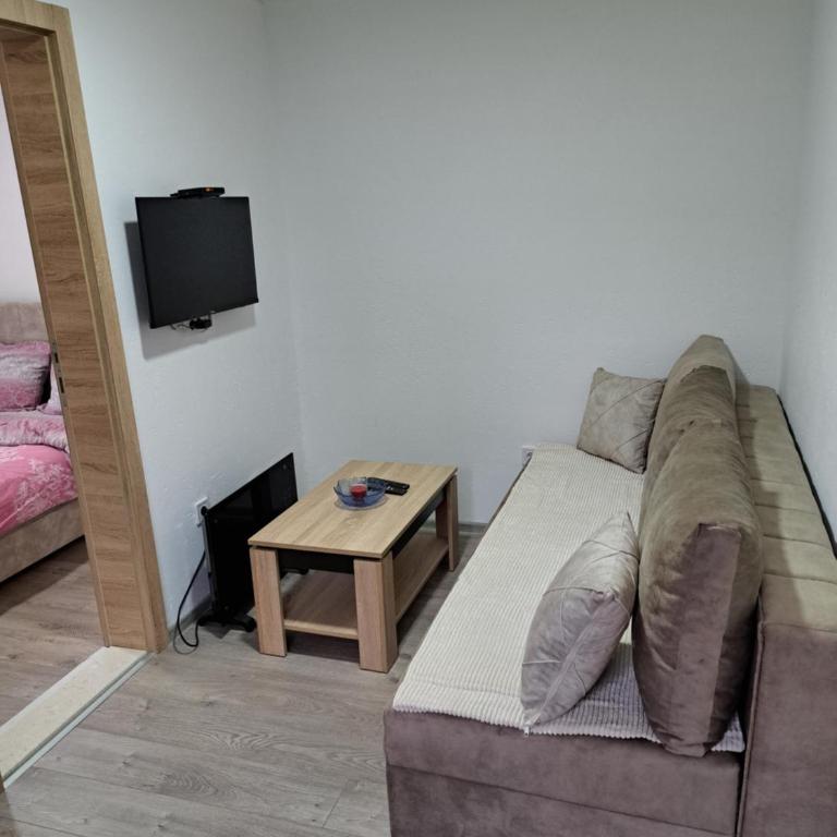 Villa JELENA - Guest House Nela - One-Bedroom Apartment with Balcony and Mountain View - 5