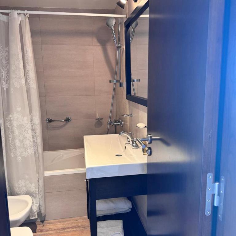 "Experiencia Premium en Piso Barrio Güemes con dos Suites y dos cocheras" - Two-Bedroom Deluxe Apartment - 49