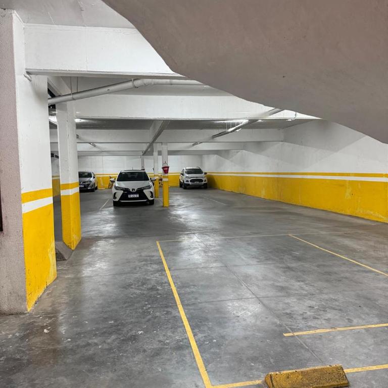 "Experiencia Premium en Piso Barrio Güemes con dos Suites y dos cocheras" - Two-Bedroom Deluxe Apartment - 75