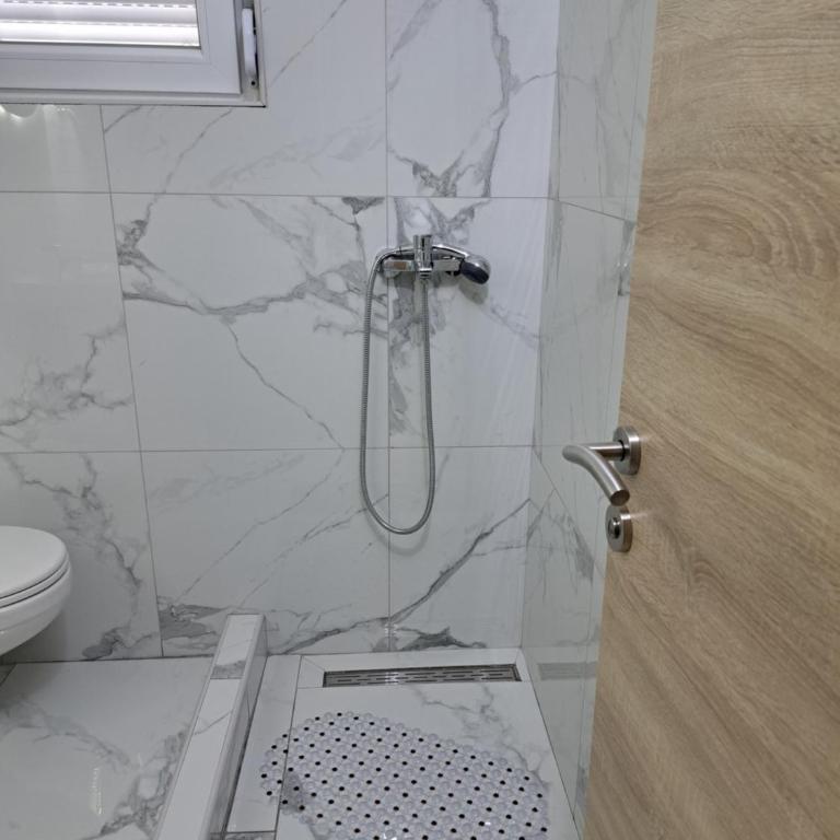 Villa JELENA - Guest House Nela - Quadruple Room with Mountain View - 3