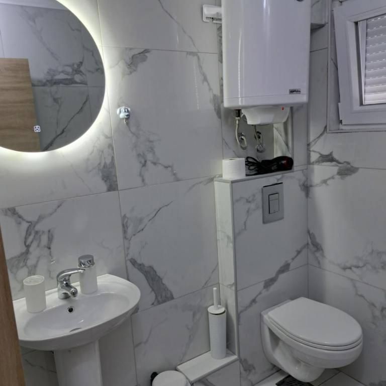 Villa JELENA - Guest House Nela - Quadruple Room with Mountain View - 2