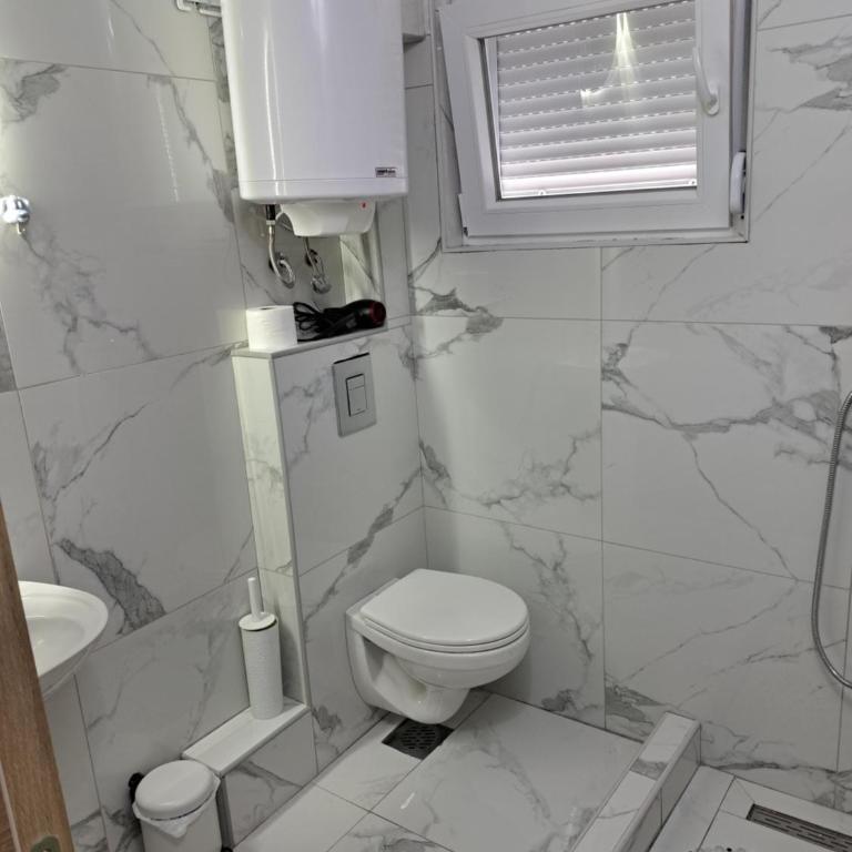 Villa JELENA - Guest House Nela - Quadruple Room with Mountain View - 1