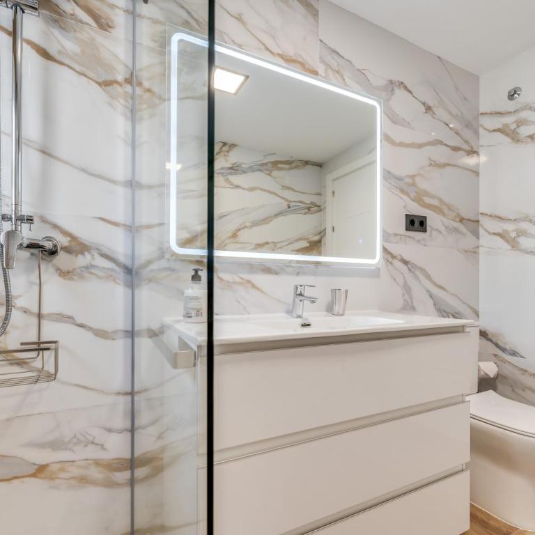 Benalmadena Alay Pool & Beach - Two-Bedroom Deluxe Apartment - 33