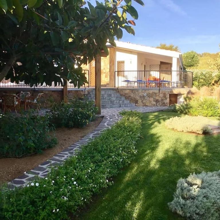 Villa with Pool, Garden and Sea View - Villa - 3