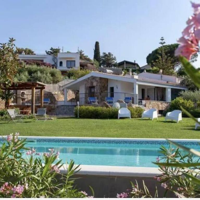 Villa with Pool, Garden and Sea View - Villa - 9