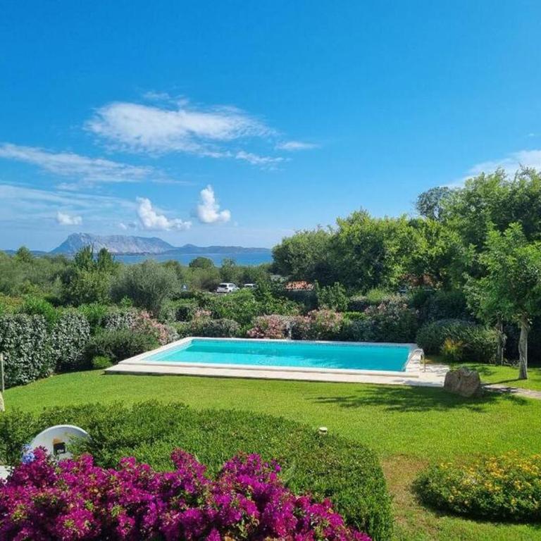 Villa with Pool, Garden and Sea View - Villa - 11