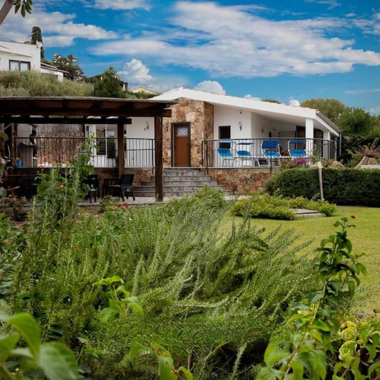 Villa with Pool, Garden and Sea View - Villa - 13