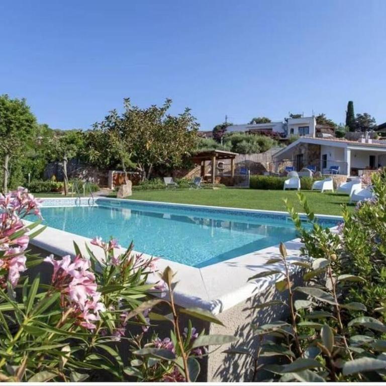 Villa with Pool, Garden and Sea View - Villa - 17
