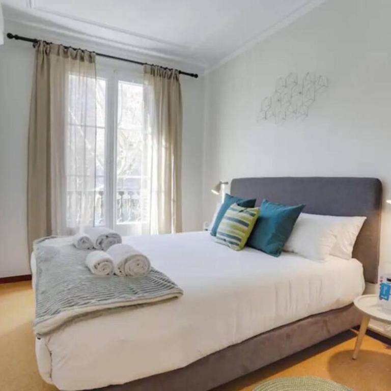Sant Joan entresol - Three-Bedroom Apartment with Balcony - 6