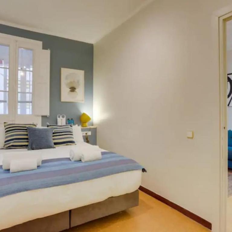 Sant Joan entresol - Three-Bedroom Apartment with Balcony - 8