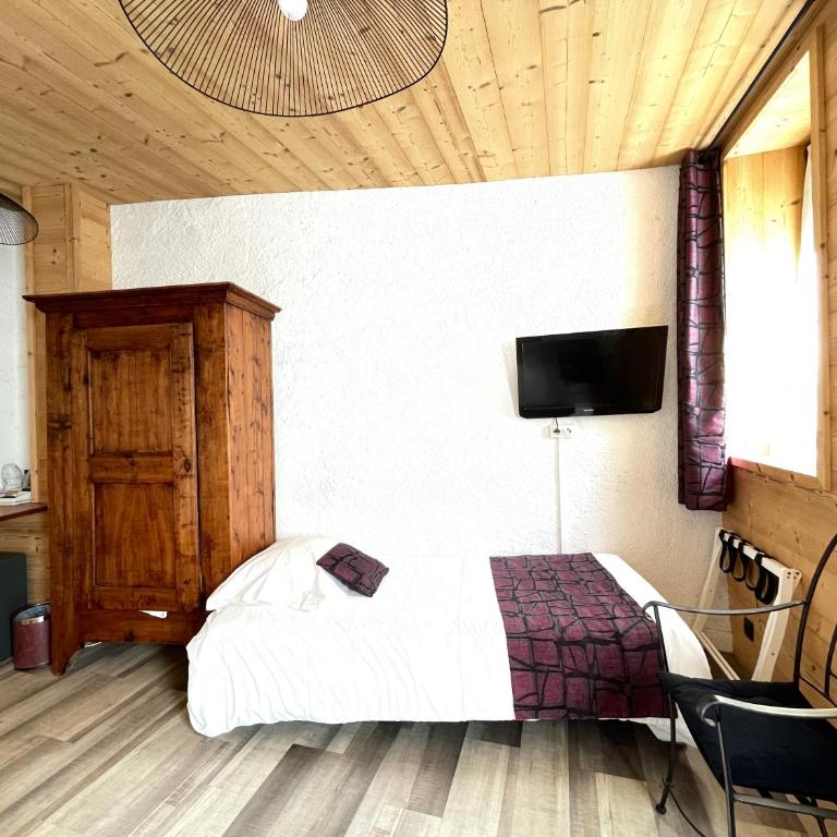 Hotel des Marquisats - Habitación Triple con vistas al bosque - 5
