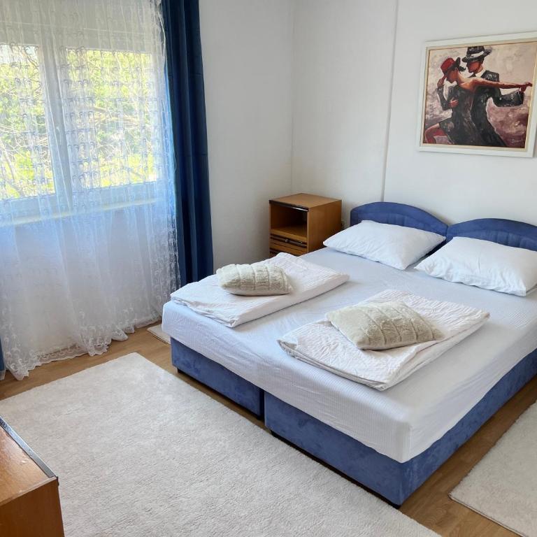 Bony - Three-Bedroom Apartment with Balcony - 10