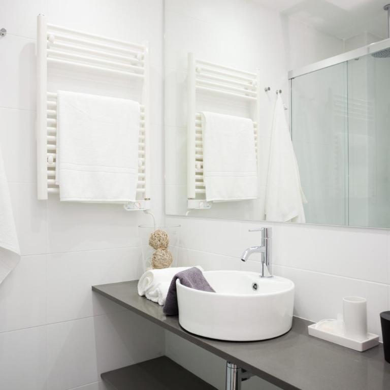 Charming & Quiet Park Guell Apartment - Three-Apartment with Balcony - 11