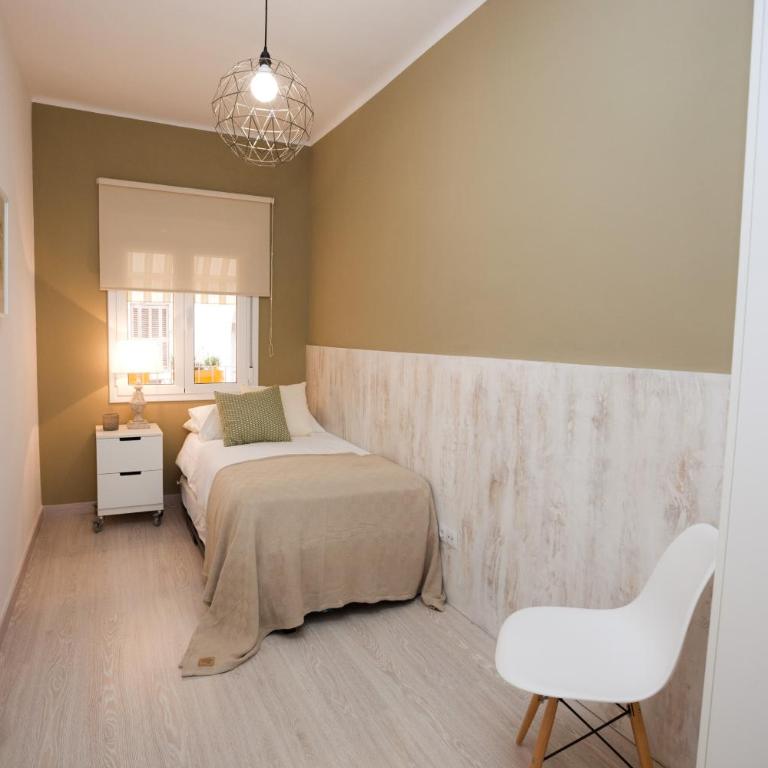 Charming & Quiet Park Guell Apartment - Three-Apartment with Balcony - 15
