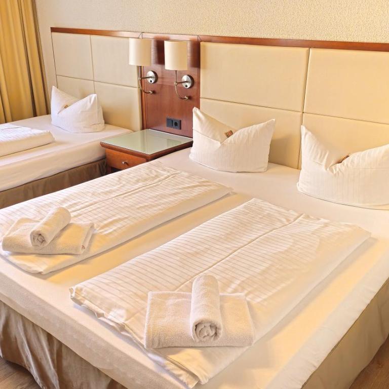 Hotel Avenue Altenfurt - Dreibettzimmer - 1