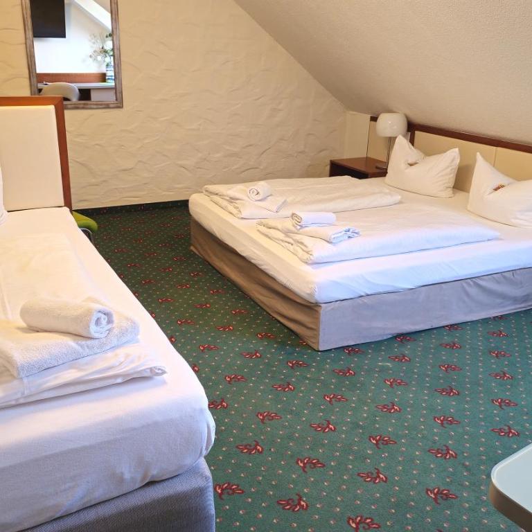 Hotel Avenue Altenfurt - Dreibettzimmer - 10
