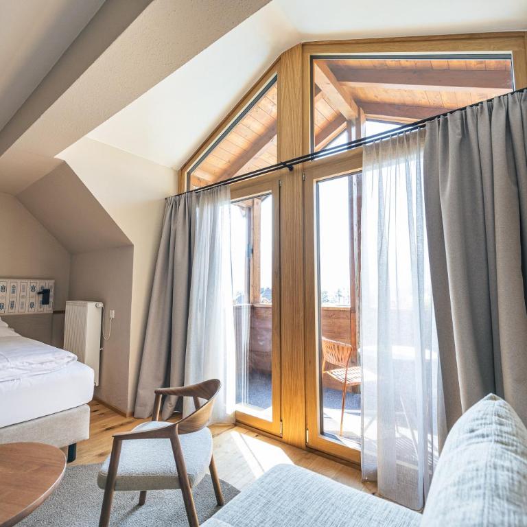 Upside Down Town Hotel Neue Post - Deluxe Junior Suite - 6