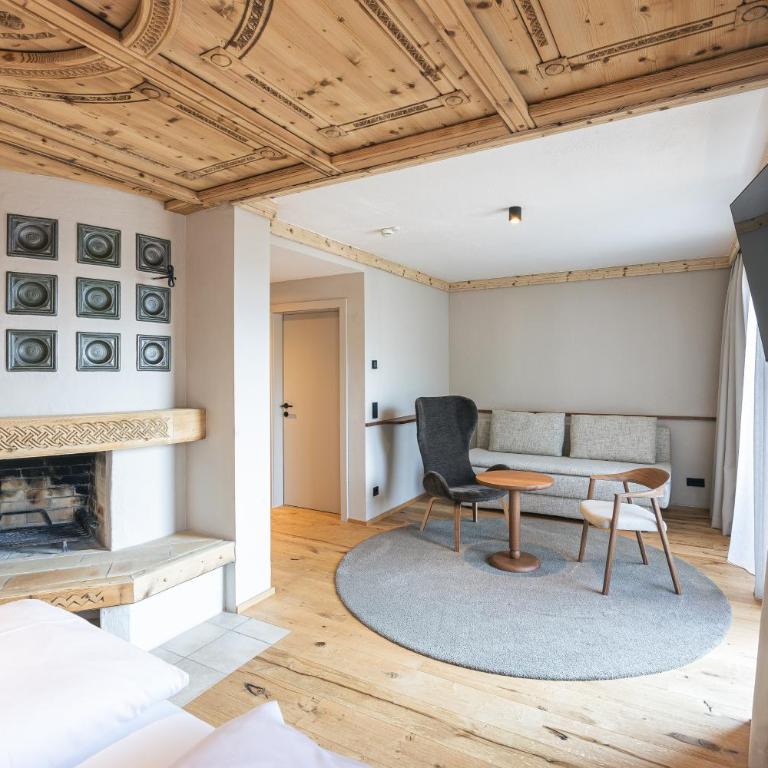 Upside Down Town Hotel Neue Post - Deluxe Junior Suite - 5
