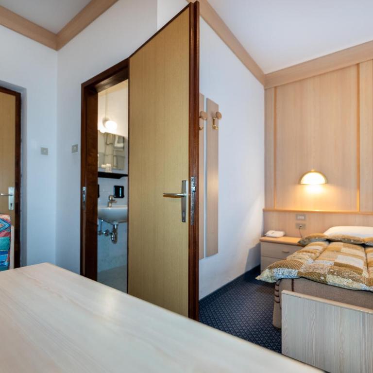 Hotel Mary - Camera Tripla Economy - 10