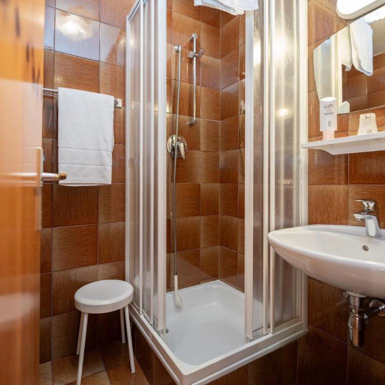 Hotel Mary - Camera Doppia con Letti Singoli con Balcone - 6