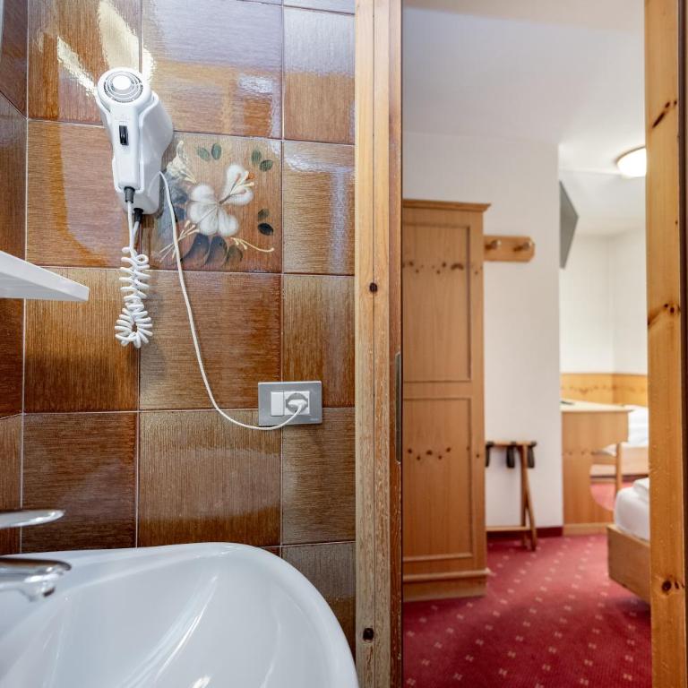 Hotel Mary - Camera Doppia con Letti Singoli con Balcone - 1