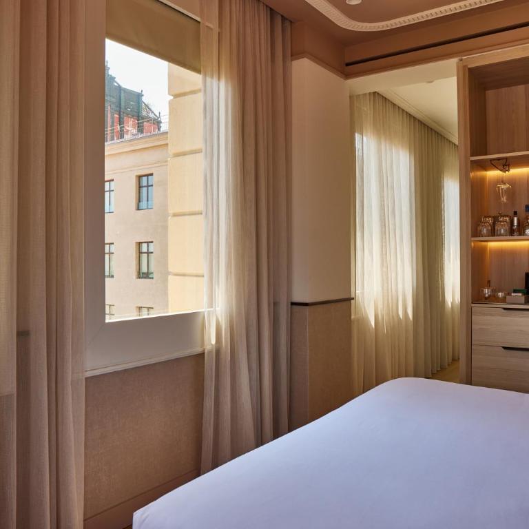 Grand Hotel Central, Small Luxury Hotels - Deluxe Corner Room - 3