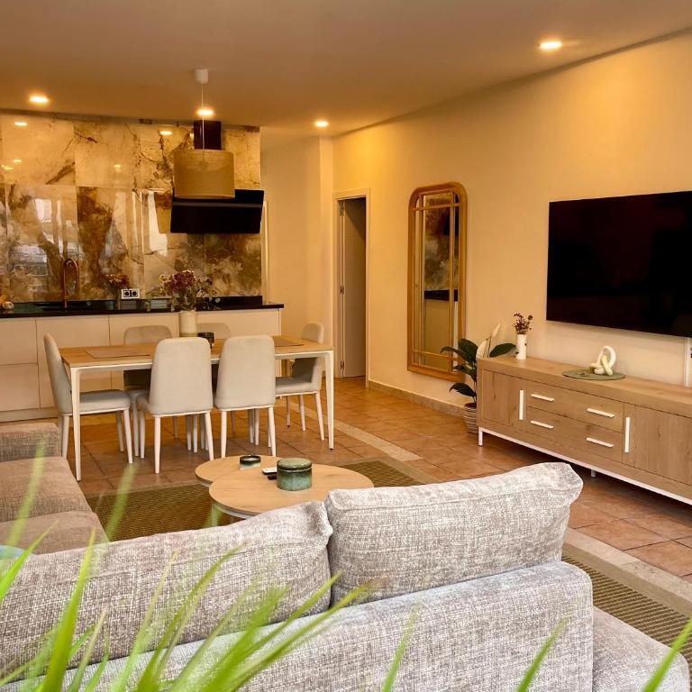 Gran ático con terraza en el centro de Alicante - Three-Bedroom Apartment - 14