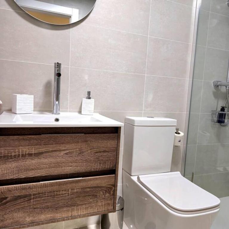 Samuel Luxury 2bedroom Apartment, Large patio, free wifi and private parking BY NAMASTE ELITE - Apartamento de 2 dormitorios - 3