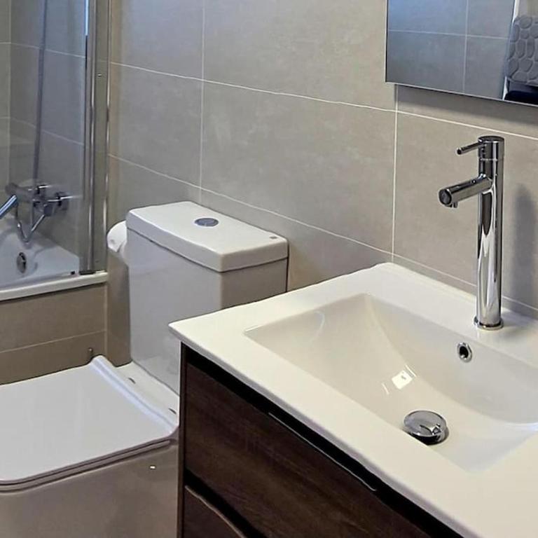 Samuel Luxury 2bedroom Apartment, Large patio, free wifi and private parking BY NAMASTE ELITE - Apartamento de 2 dormitorios - 11