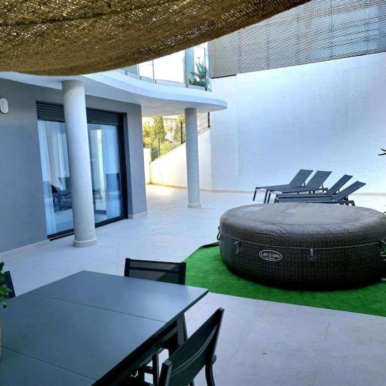 Samuel Luxury 2bedroom Apartment, Large patio, free wifi and private parking BY NAMASTE ELITE - Apartamento de 2 dormitorios - 14