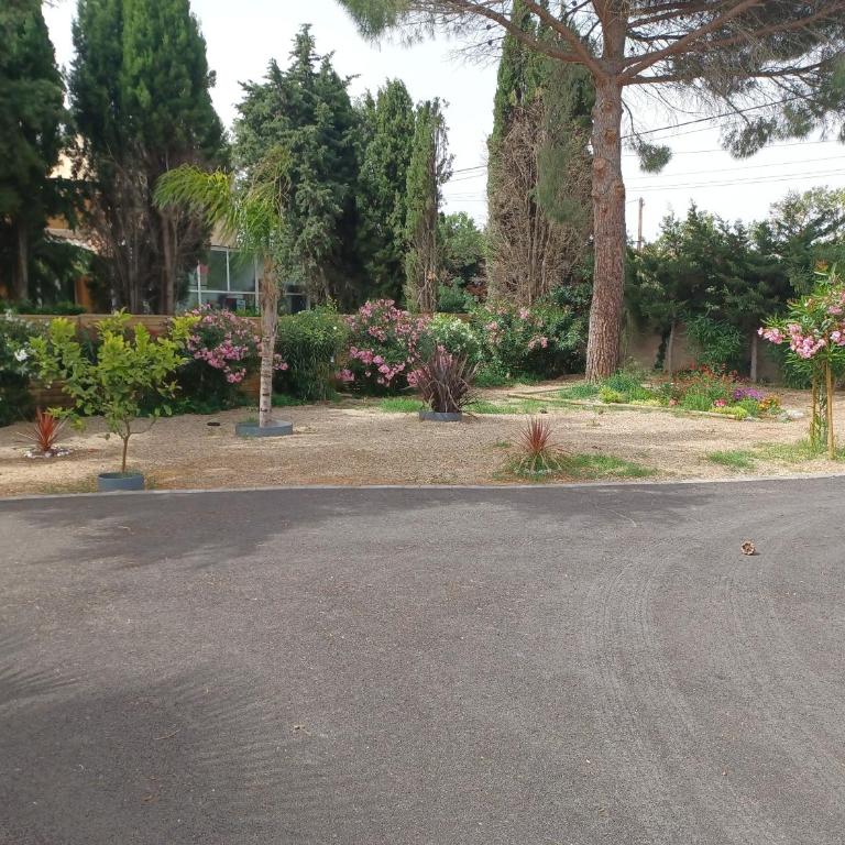 Magnifique villa avec piscine 10x5 m sur 1800m2 de terrain avec parking privatif cuisine recente equpee 3 chambres dont 2 parental au rdc avec wc separe pas de vis à vis terrain de petanque bbq climatisation jeux enfants - Villa mit 3 Schlafzimmern - 19