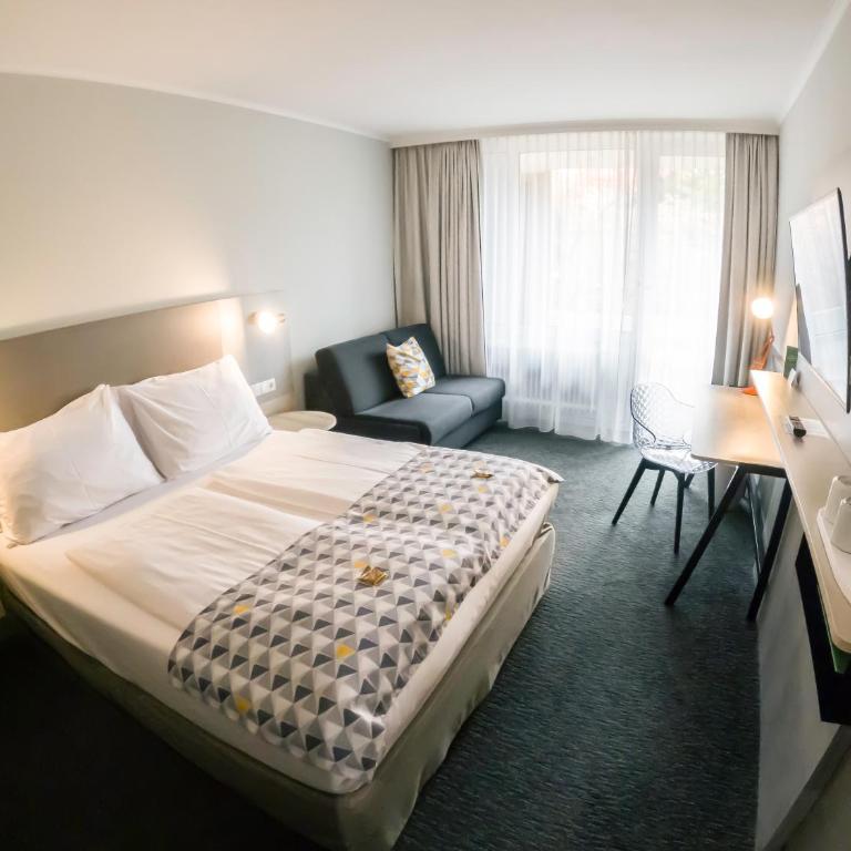 Holiday Inn Munich - South by IHG - Standard Zimmer mit Queensize-Bett, Schlafsofa und Balkon - 1